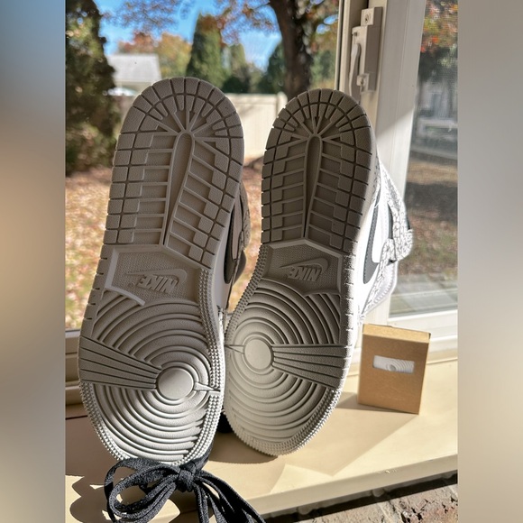 Jordan 1 Retro High OG
White Cement (GS) Kids Size 7 - Picture 6 of 7